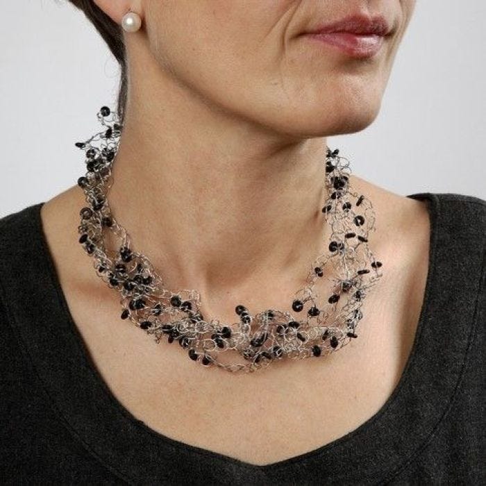 Collar de crochet con alambre y anillas de silicona