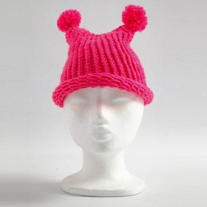 Gorro con dos pompones hecho en telar