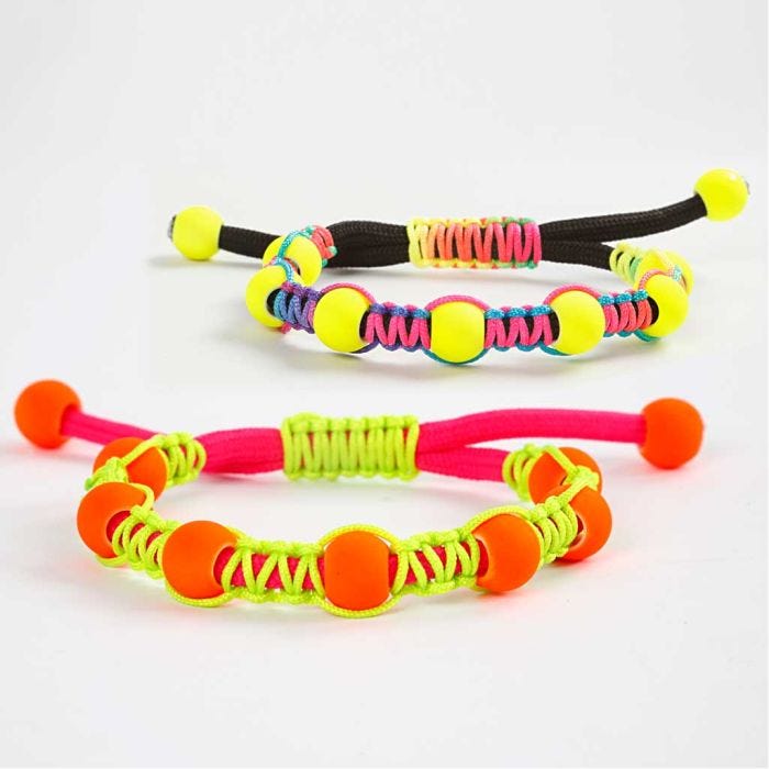 Pulsera trenzada de macramé con nudo ajustable y cuentas