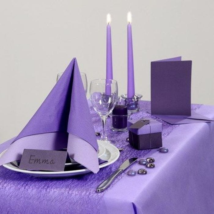 Inspiración para fiestas con decoración de mesa violeta.