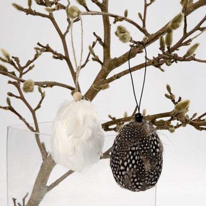 Huevos colgantes con plumas de guinea