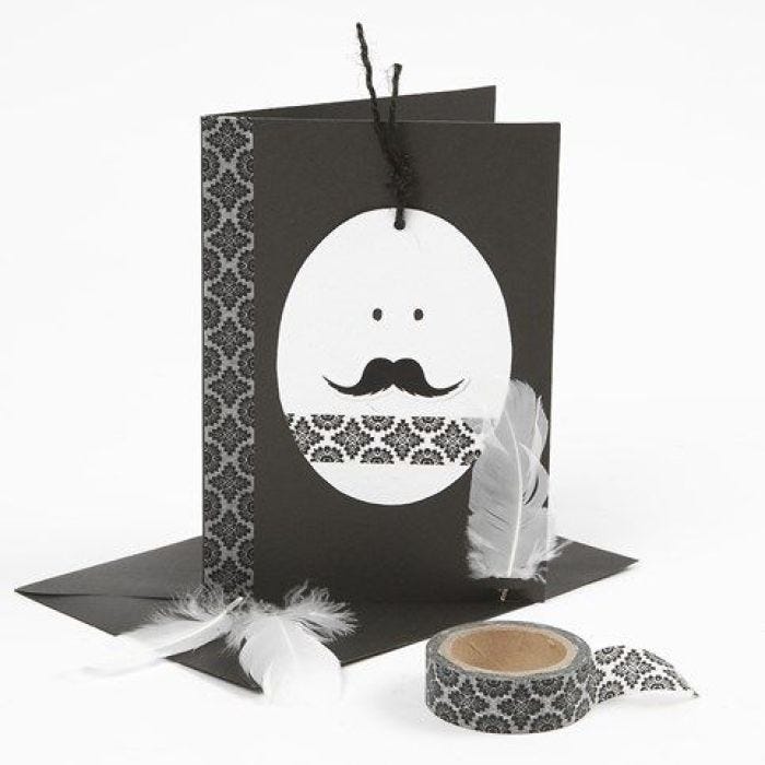 Postal de Pascua blanca y negra con huevo y washi tape