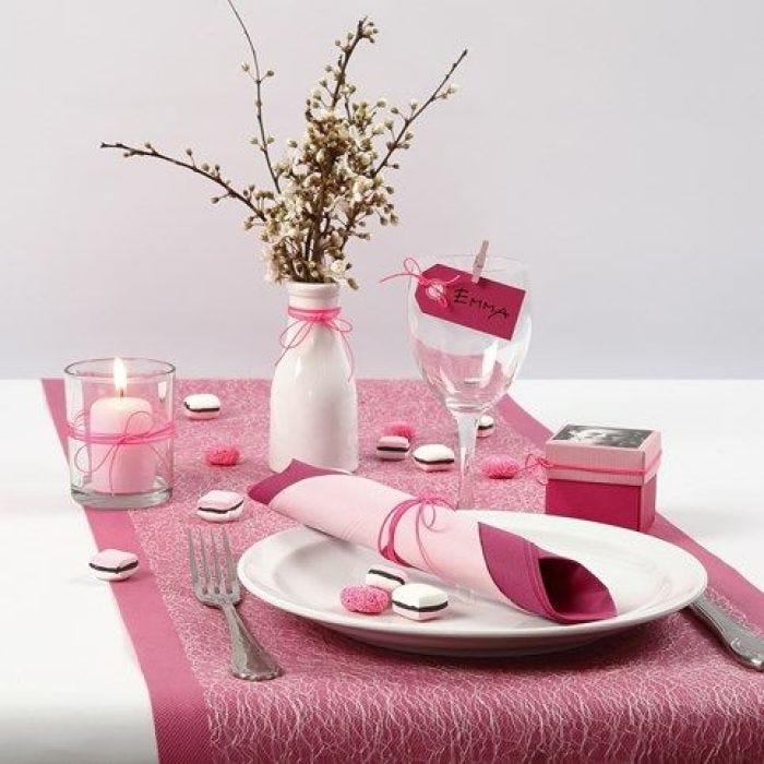 Una mesa decorada en tonos Rosa, Rosado y blanco