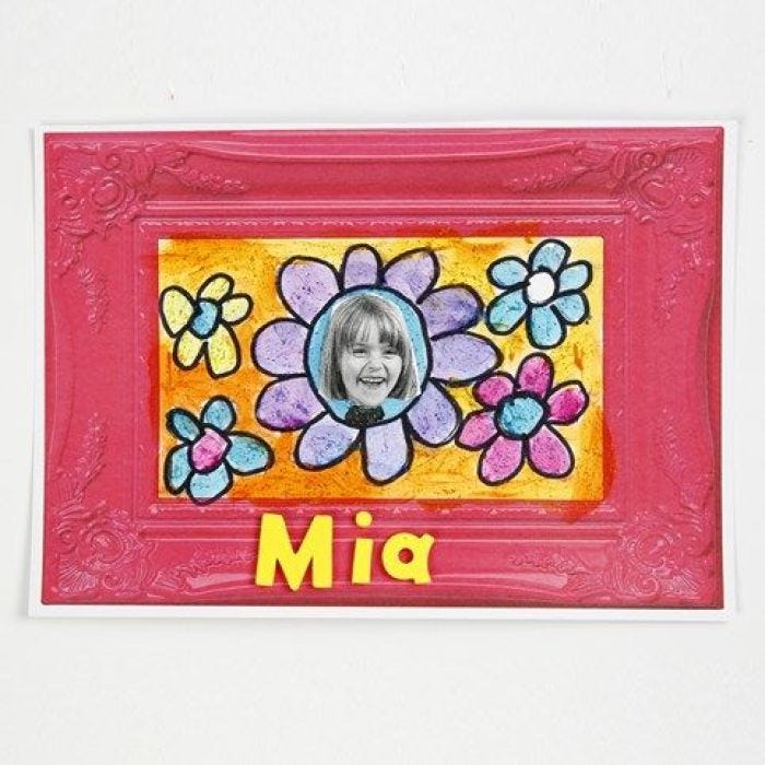 Un marco de fotos pintado