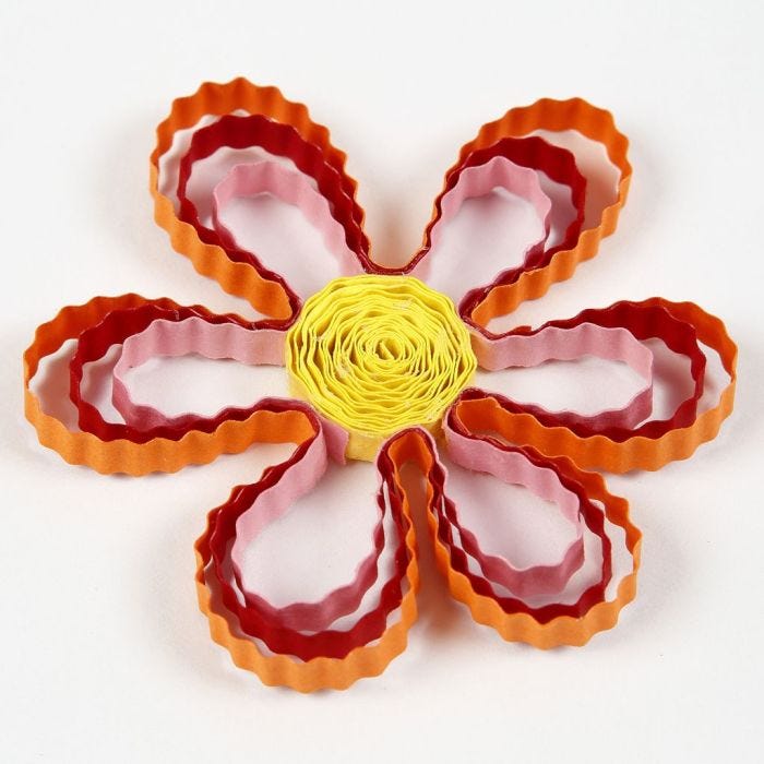 Flor de quilling con tiras de papel onduladas