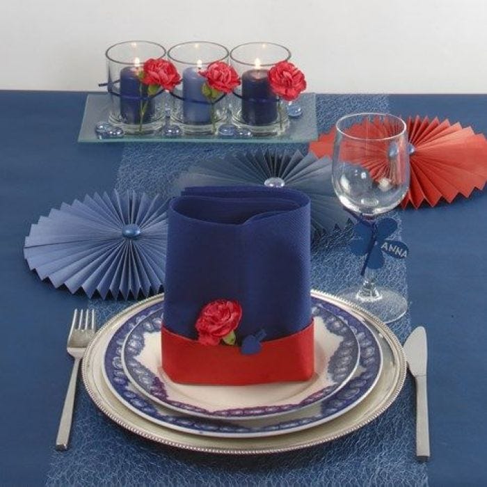 Decorar una mesa en azul y toques de rojo