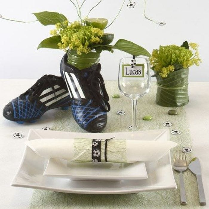 Decoraciones de mesa en blanco y verde con un toque deportivo