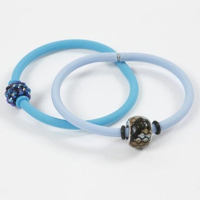 Pulsera de silicona con topes alrededor de la cuenta