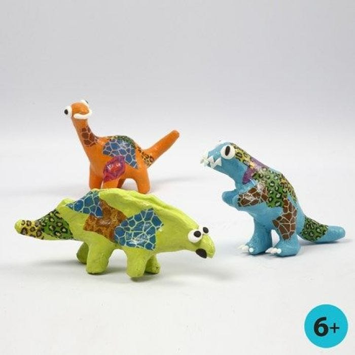 Dinosaurios de papel maché pintados y decorados con papel de decoupage