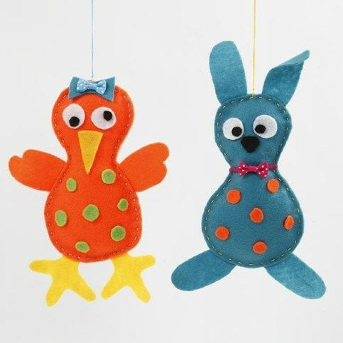 Pollito y conejo de pascua hechos con fieltro cosido y pegado