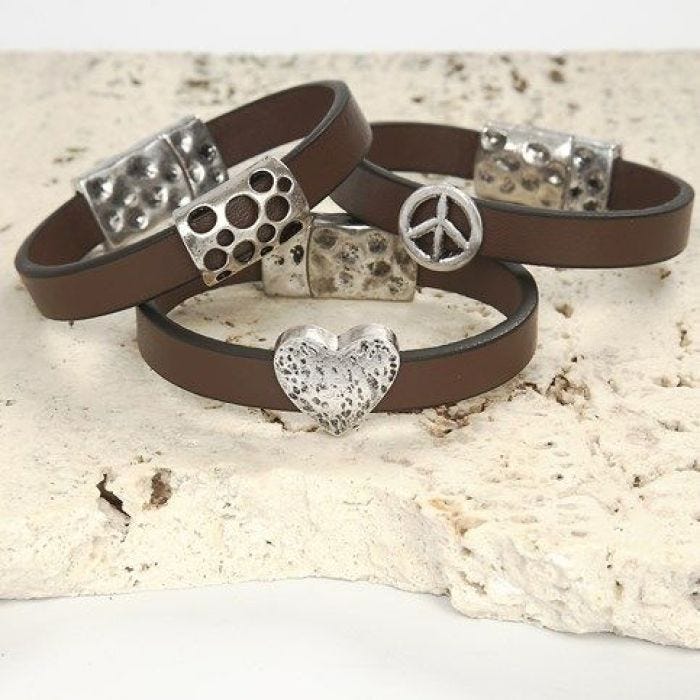 Pulsera con tira de cuero, cuenta espaciadora y cierre magnético