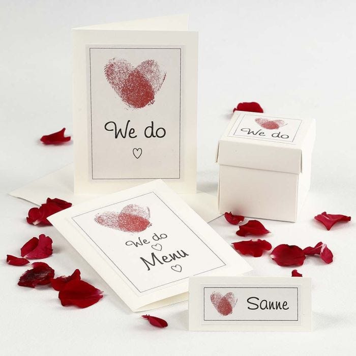 Invitación de boda y decoración de mesa con corazones de huellas dactilares