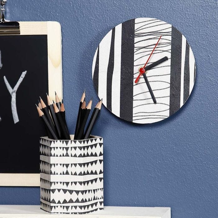 Reloj de pared y lapicero decorados con papel de decoupage