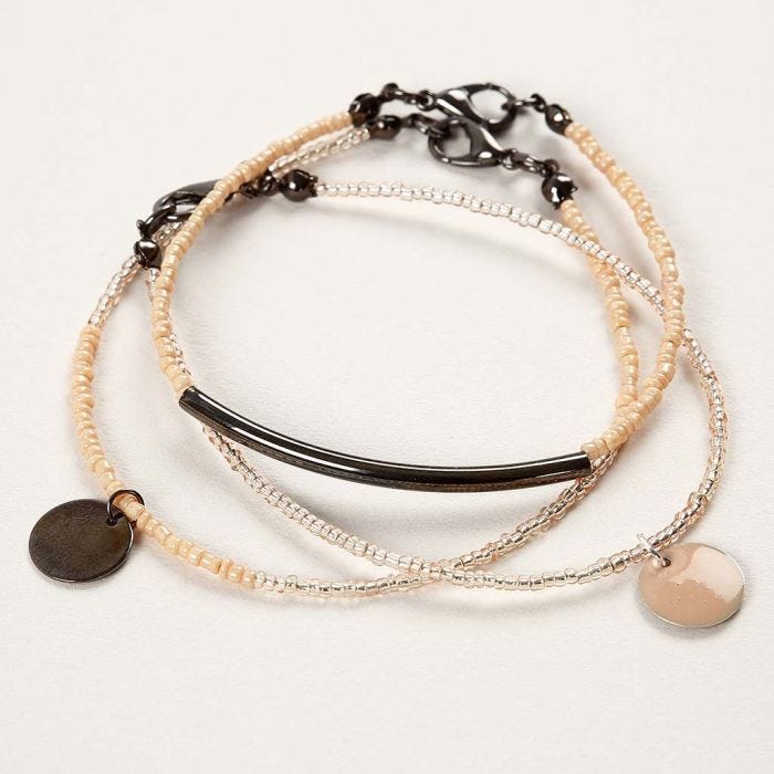 Pulseras de alambre con piedritas, cuentas y colgantitos