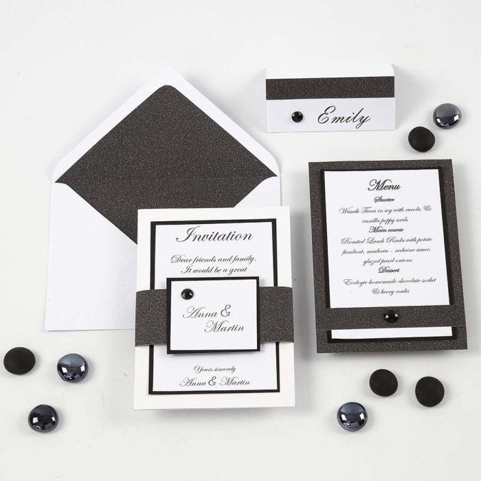 Invitación, menú y  porta nombre en blanco y negro