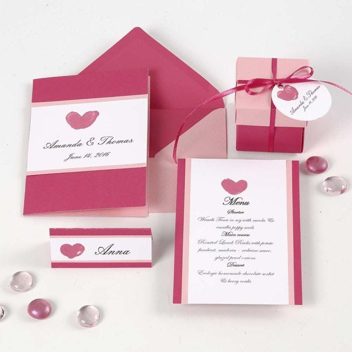 Invitación, tarjeta de menú y porta nombre en rosa y rojo