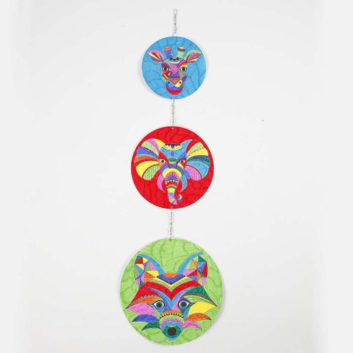 Móvil con diseño pre dibujado y decorado con rotuladores