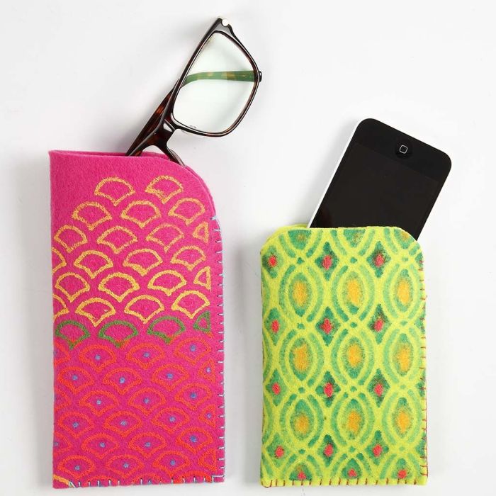Estuche de fieltro con decoraciones textiles
