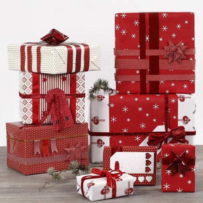 Papel de regalo rojo y blanco y decoraciones