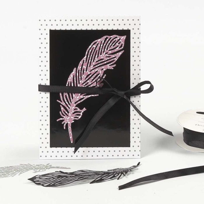 Postal estampada decorada con pluma de papel troquelada