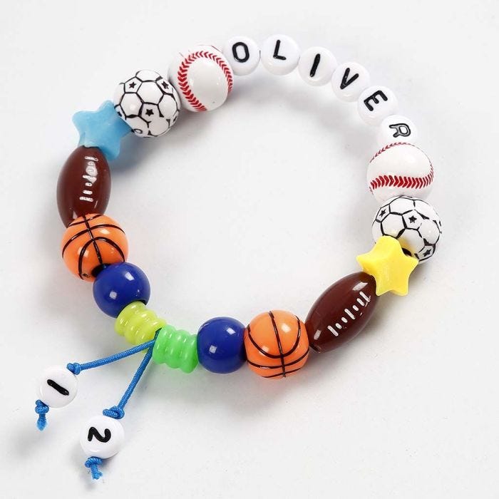 Pulsera hecha con cuerda elástica de colores y cuentas de letras