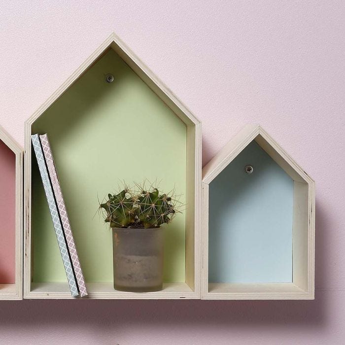 Cajas de madera con forma de casa decoradas con cartulina