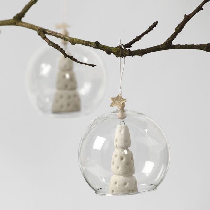 Árbol de Navidad blanco dentro de bola de cristal