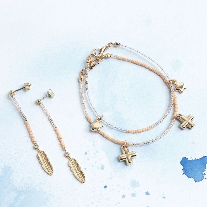 Pulseras y aretes con colgantes
