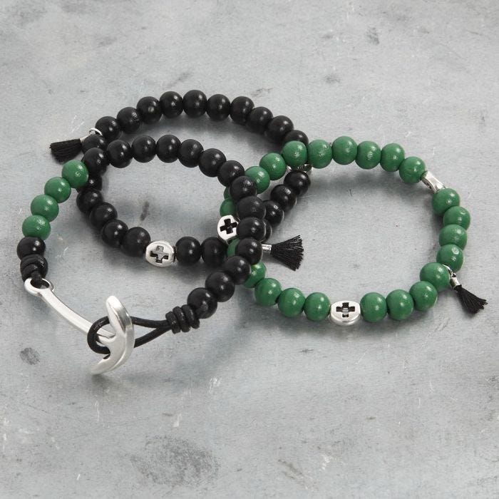 Pulseras con cuentas de madera y decoraciones
