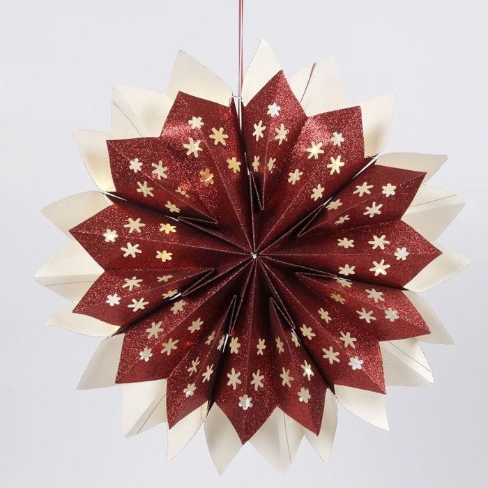 Estrella hecha con bolsas de papel brillantes y decorada con luces LED a pilas