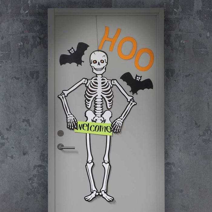 Puerta de Halloween decorada con esqueleto y murciélagos