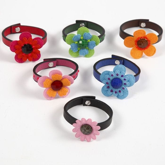 Una pulsera de correa de cuero con flores de fieltro y un cabujón