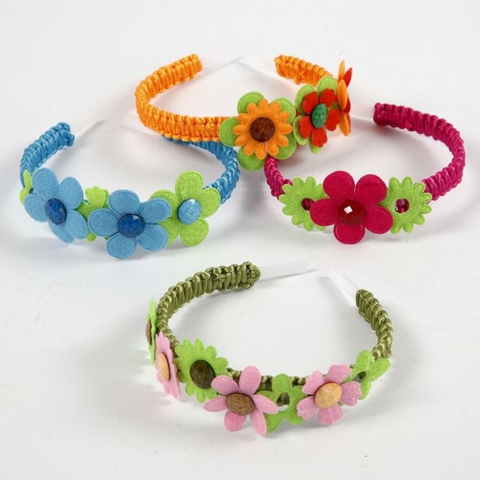  Una diadema con flores de fieltro y cabujones