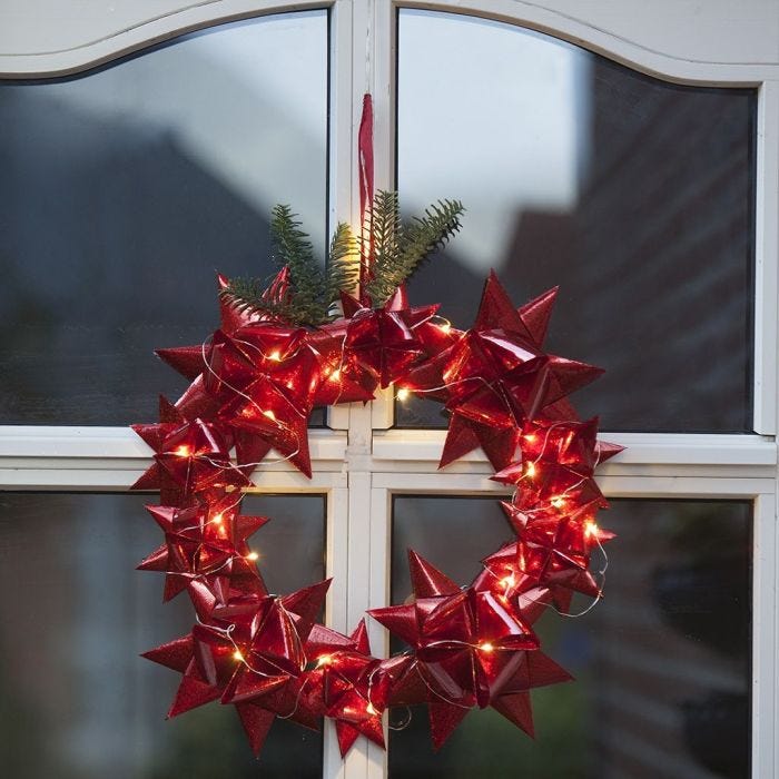 Una corona para exterior con estrellas tejidas y luces LED