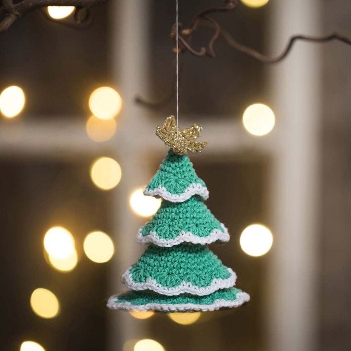 Un árbol de Navidad de ganchillo de hilo de algodón e hilo de oro