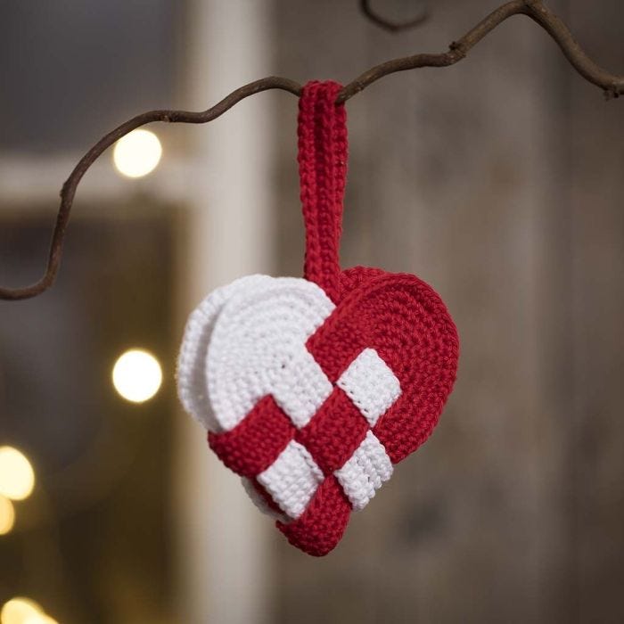 Una cesta tejida de corazones de Navidad de hilados de algodón rojo y blanco