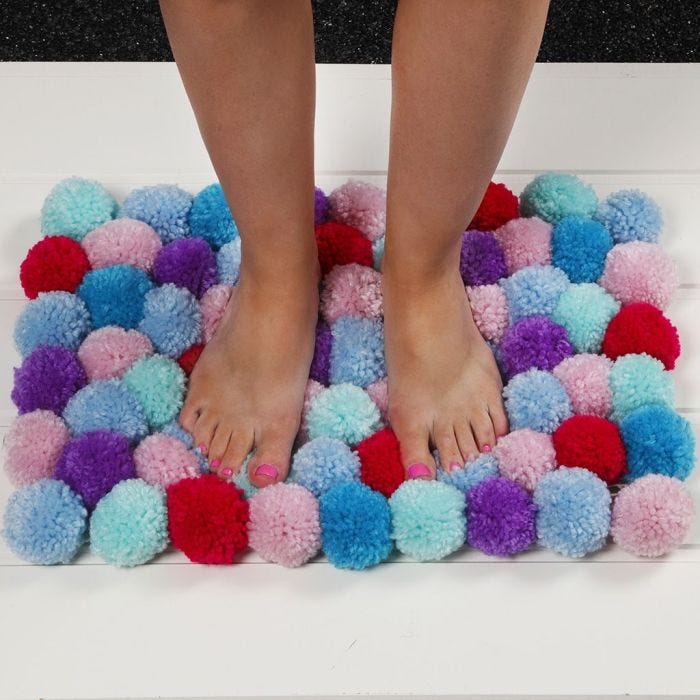 Una alfombra suave hecha de Pom-poms