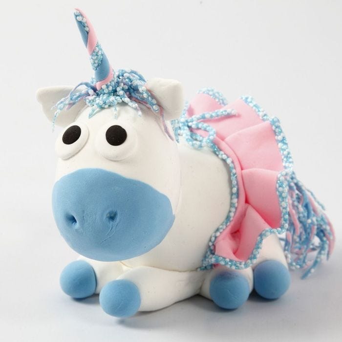 Un unicornio de Silk Clay con falda