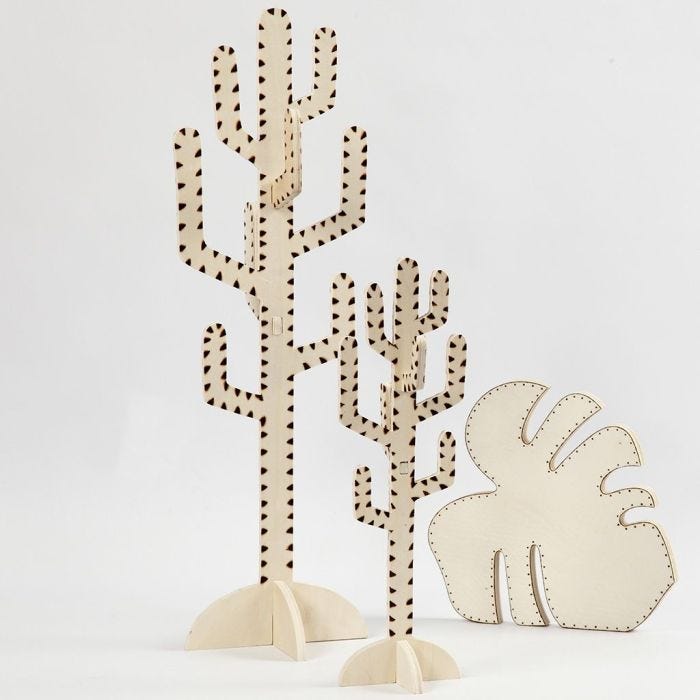 Un cactus y una hoja decorada con una herramienta de pirograbado