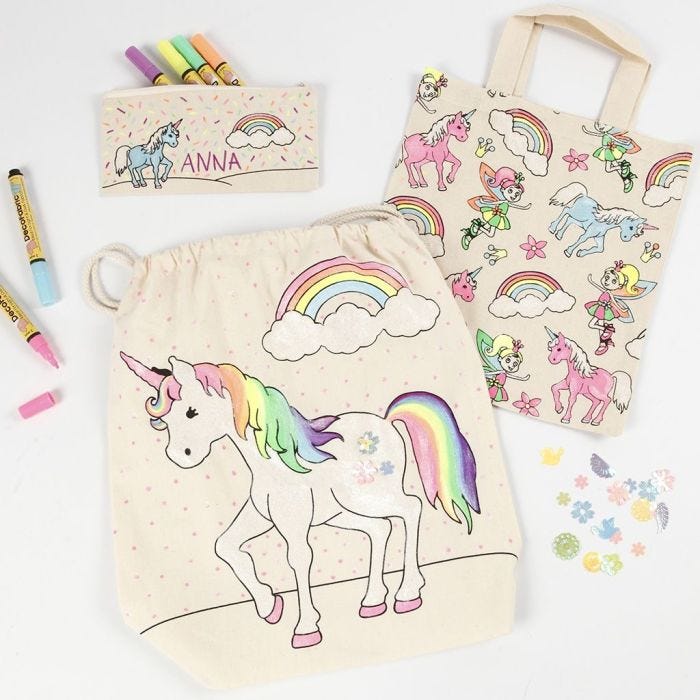 Estuche de unicornio, bolsa de compra y mochila decoradas con rotuladores textiles de purpurina y lentejuelas