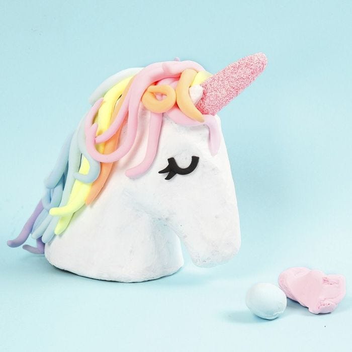 Una cabeza de Unicornio decorada con Silk Clay y Foam Clay