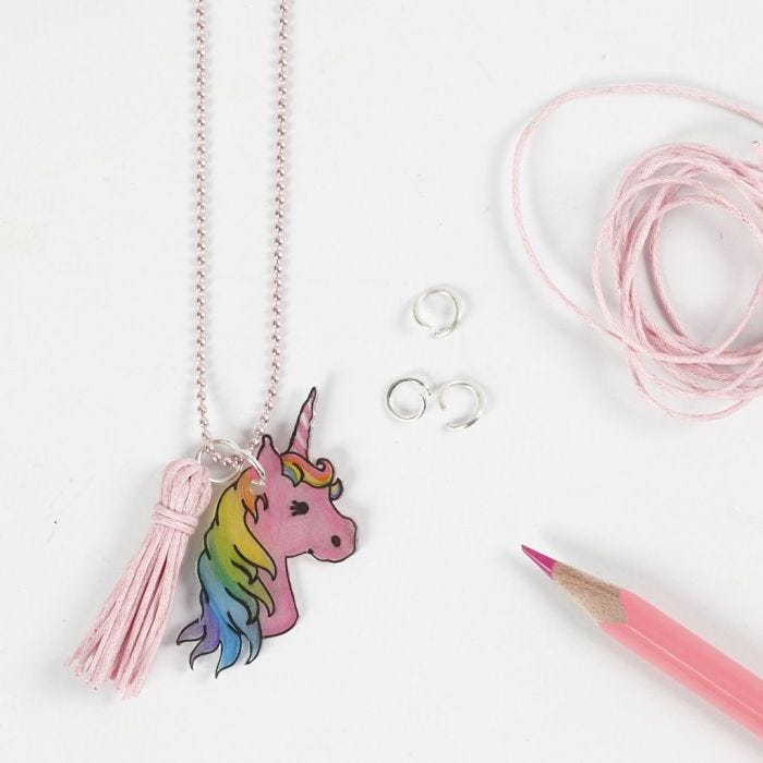 Un collar Unicornio de Shrink Plastic con un diseño preimpreso