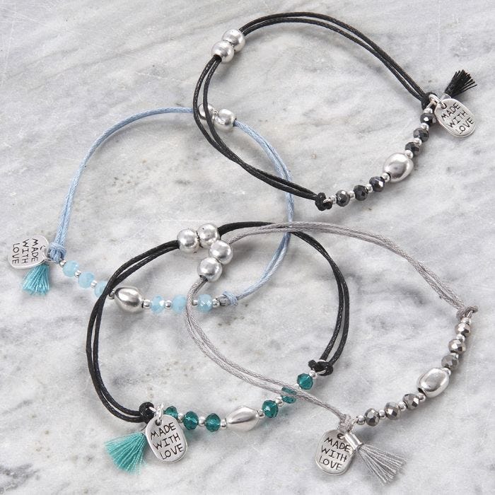 Pulseras con cuentas facetadas y de metal.