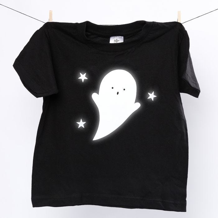 Una camiseta con un fantasma reflectante