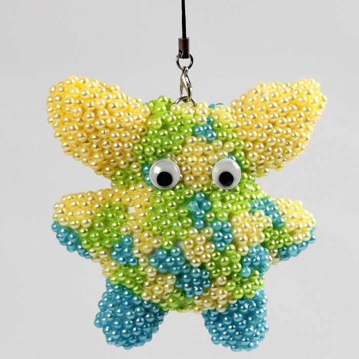 Una figura de tela cubierta de Pearl Clay y ojos saltones