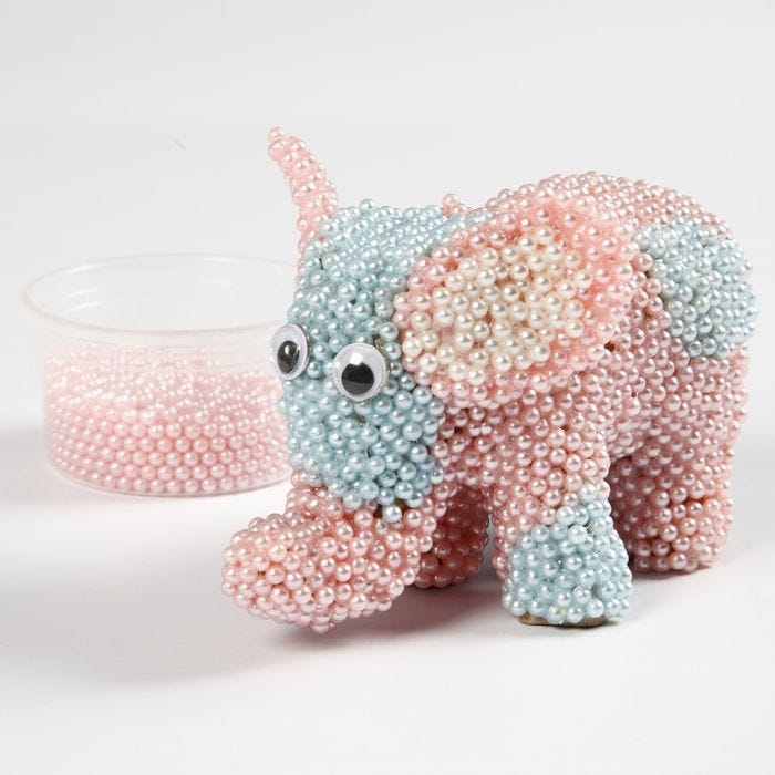 Un elefante de papel mâché cubierto con Pearl Clay y ojos saltones