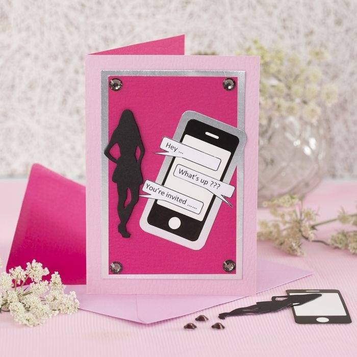 Una invitación para una fiesta de confirmación con una tarjeta con un teléfono móvil como diseño y una silueta como tarjeta