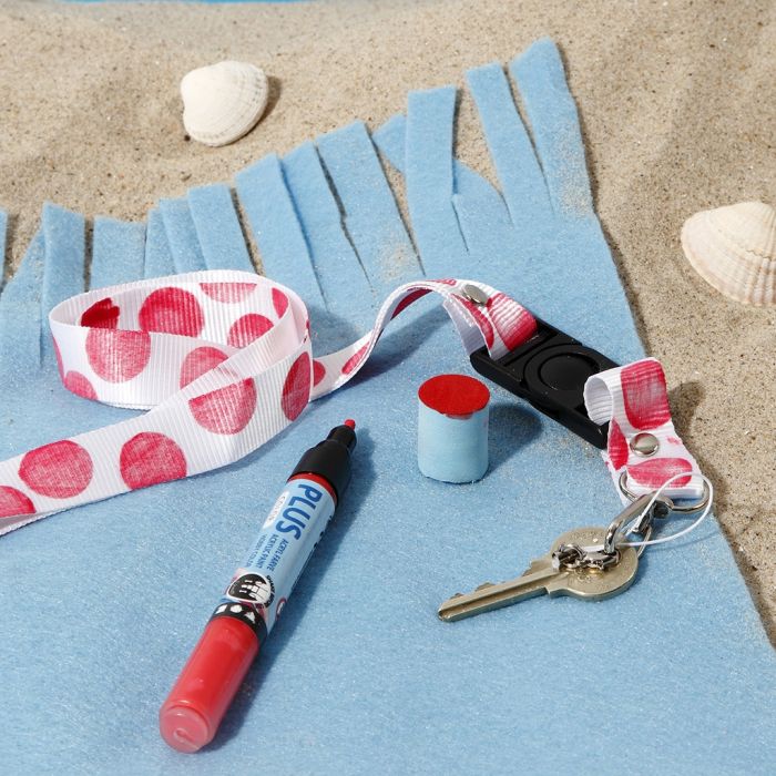 Una correa de llave decorada con un diseño estampado.