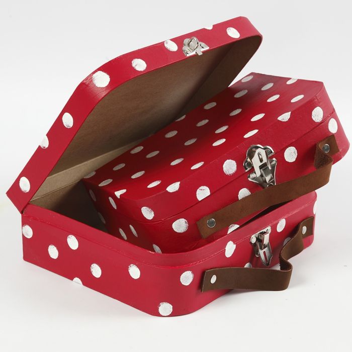 Maletas de papel mâché decoradas con pintura para manualidades.