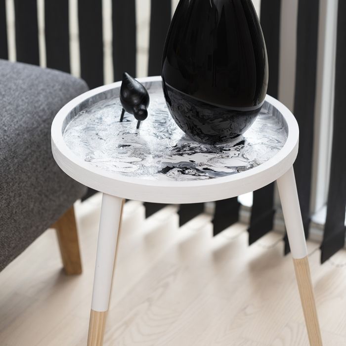 Arte fluido en una bandeja de mesa de madera hecha con Pouring-Fluid